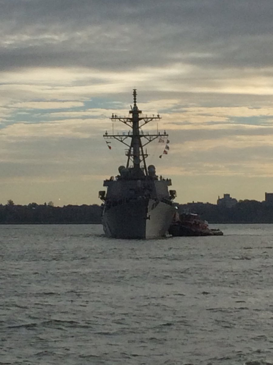 NOW: USS The Sullivans approaching Staten Island for #VeteransWeek #NYC. Will moor @ same pier it was commissioned @ nearly 20 years ago. #NavyInNYC