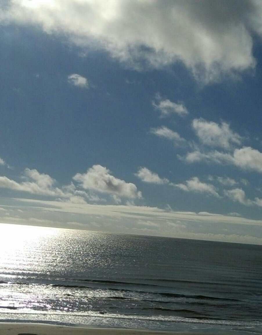 chelolabad's tweet photo. Muy buenos dias y #FelizJueves de #Sol. Salir sin lentes es arriesgarse a estar #Encandilado en #LaPeña. Hoy, la prebia de #UnFindeXXL. 280 es #Demasiado y #SobranCaracteres, #NoHayIngenio https://t.co/Bsvih6RhB2