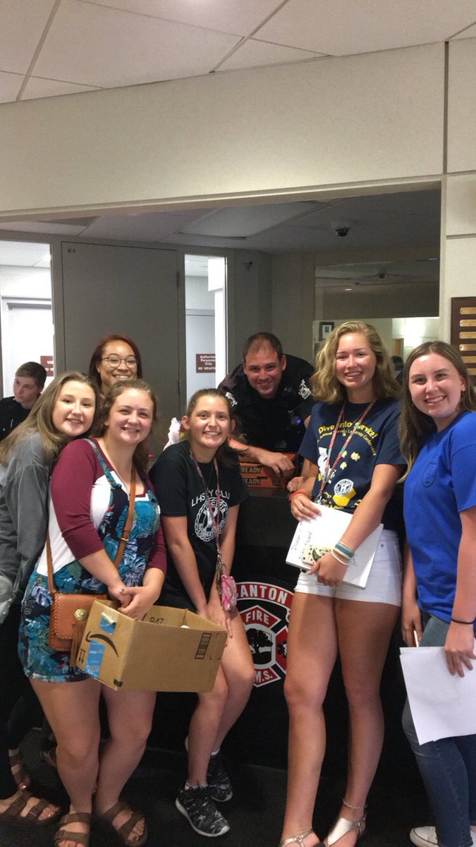 SplitterKeyClub's tweet image. Here is some of our favorite random acts of kindness! Can’t wait to see yours💙 happy Key Club week!! #splitterkindness