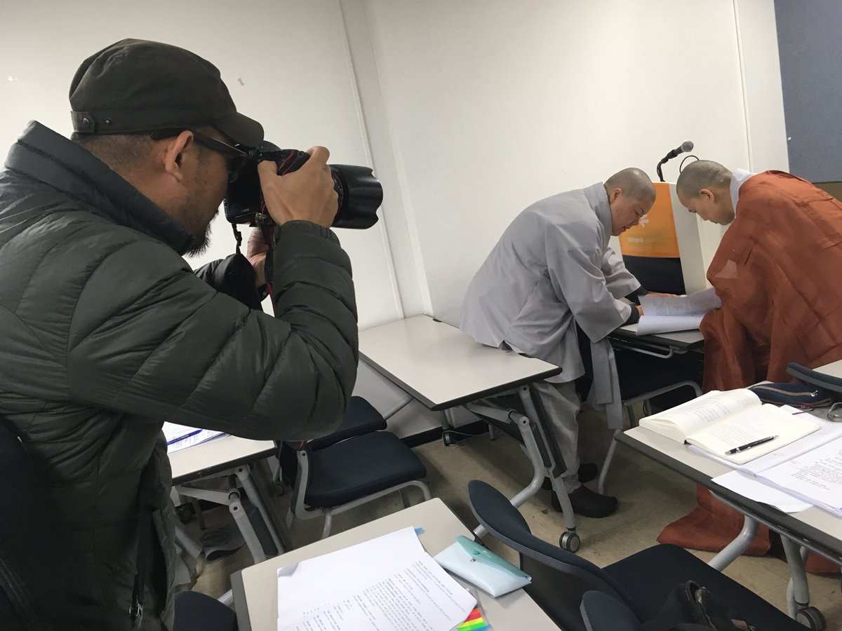 AcademyBuddhist's tweet photo. 오늘 한문아카데미에 반가운 손님이 오셨어요. 월간 [불광] 잡지 기자님들이  열정 넘치는 정운스님의 유마경 수업을 취재해 가셨어요 ~ 
김우진 기자님 좋은 인연 감사합니다. https://t.co/TjiXb9rn4i