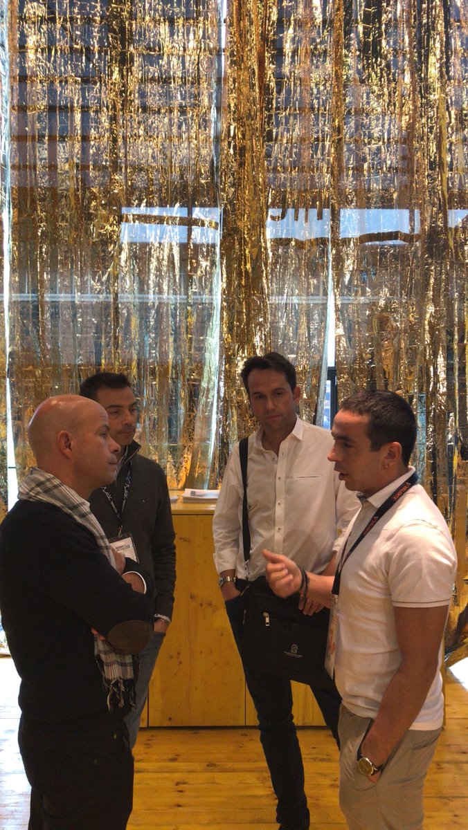 _alumilux's tweet photo. #A_working in #batimat2017 .Talleres Miquel Sineu (Joan Ignasi i Biel Oliver) ,Alejandro Von Waberer i @_alumilux #A_Batimat #A_Banyoles #A_Design #A_Innovation https://t.co/UzVdkLiLR7