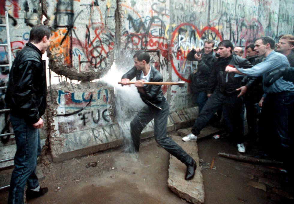 INTiSSituaciona's tweet photo. #Efemerides Tal dia como hoy pero en 1989 se efectua la caida del muro de Berlin. #9Nov https://t.co/hfTYFeFMPB