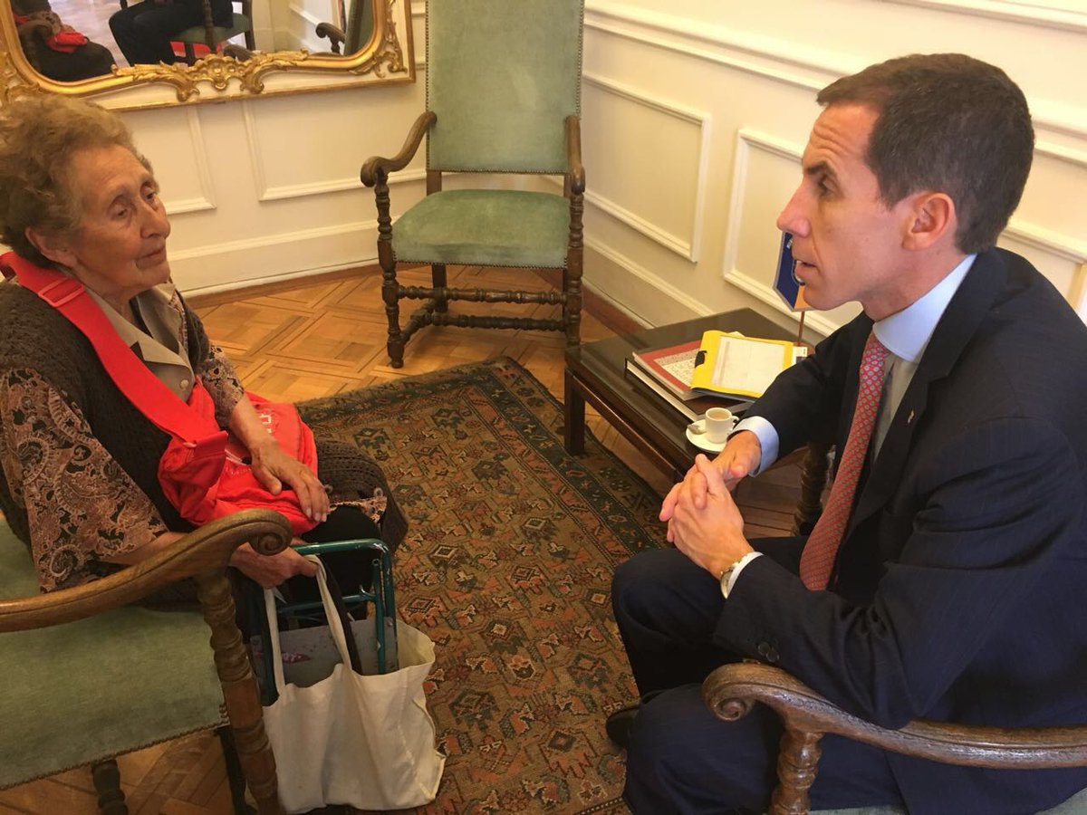 AlessandriFelip's tweet photo. Queremos que @Muni_Stgo tenga siempre las puertas abiertas a sus vecinos. Hoy partimos el día junto a la Señora Gladys, y pude conocerla a ella y su historia, lo que me hace más feliz. https://t.co/BUgixUjLWk