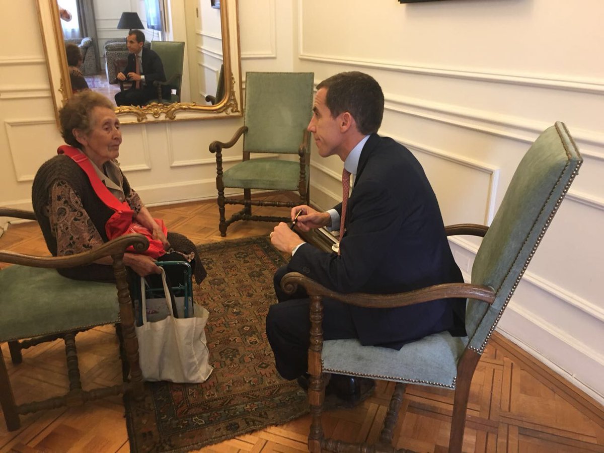 AlessandriFelip's tweet photo. Queremos que @Muni_Stgo tenga siempre las puertas abiertas a sus vecinos. Hoy partimos el día junto a la Señora Gladys, y pude conocerla a ella y su historia, lo que me hace más feliz. https://t.co/BUgixUjLWk