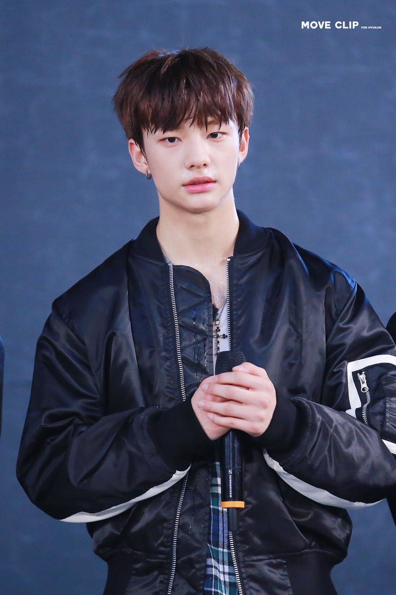 7neocity's tweet photo. hyunjin’s in his bomber jacket💞💗💘💕💘 #Straykids #Hyunjin cr: Movie Clip - for Hyunjin https://t.co/Q50klhkBnv