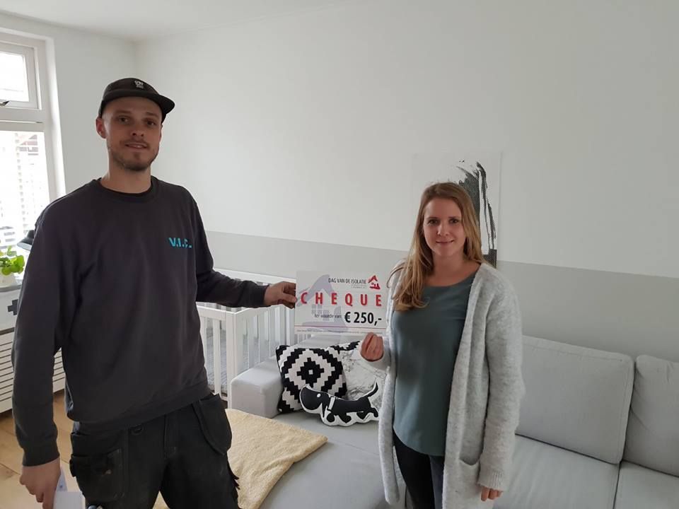 Gefeliciteerd! Eén van de zwaar bevochten cheques twv € 250,- is gegaan naar de familie De Jong uit Sliedrecht. Vink Isolatie uit Culemborg (VIC) isoleerde bij hen op 8 november een spouwmuur van 77m² met Supafil. VIC's nieuwste monteur Mike Koopman mocht de prijs uitreiken!