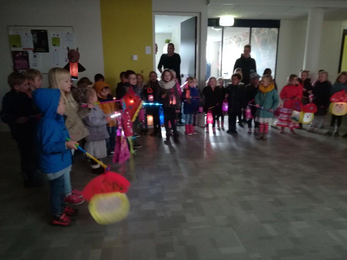 Liedjes zingen met de lampion erbij bij de zorginstelling aan de Jancko Douwamastraat!!