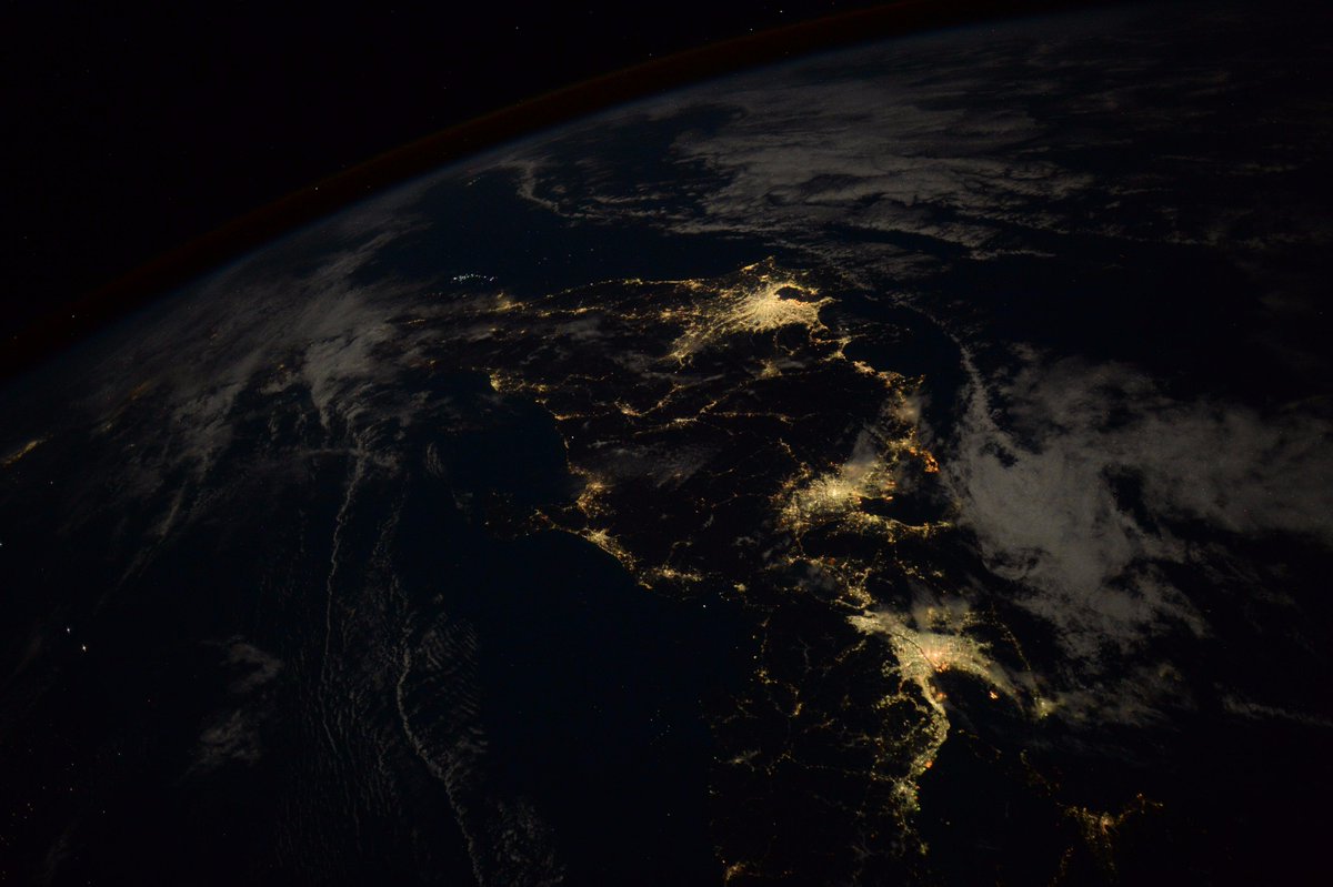 AstroKomrade's tweet image. Tokyo is the brightest of all the Jewels on Honshu, as is the Imperial Gardens within the city of Tokyo. #OneWorldManyViews