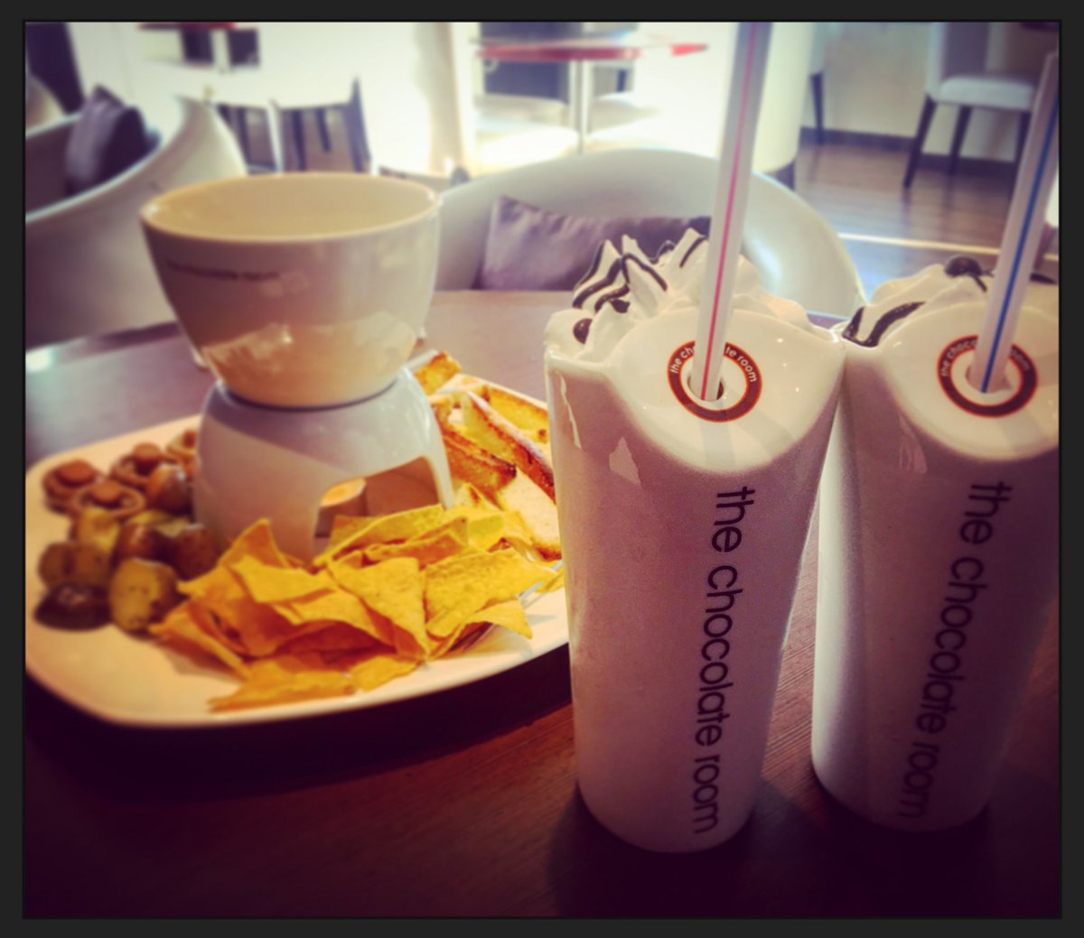 hippi_baby's tweet photo. Cheese fondues and coffee chillers with one of my favourite people... ❤️ #chocolateroom #cheesefondue #foodporn #oman #muscat #mymuscat https://t.co/xVaKMkew8w