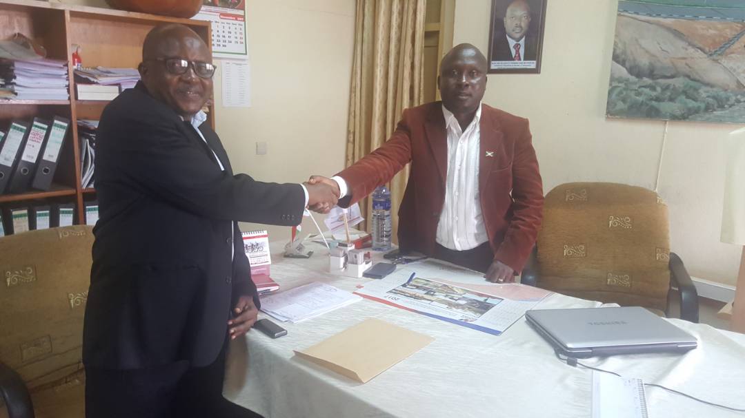 Ikiriho's tweet photo. #Burundi Remise-reprise entre le DG sortant/entrant de la #SETEMU Saddick Ciza et Ir J.Paul Mpawenimana sous la supervision du Maire de #Bujumbura et Président du Conseil d'Administration des SETEMU @FreddyHon https://t.co/sEBOlB21Qt