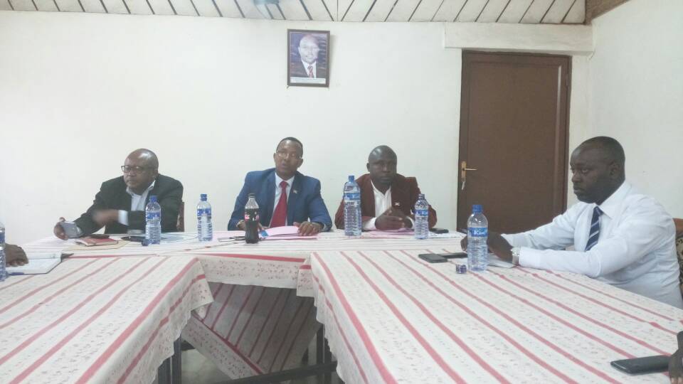 Ikiriho's tweet photo. #Burundi Remise-reprise entre le DG sortant/entrant de la #SETEMU Saddick Ciza et Ir J.Paul Mpawenimana sous la supervision du Maire de #Bujumbura et Président du Conseil d'Administration des SETEMU @FreddyHon https://t.co/sEBOlB21Qt