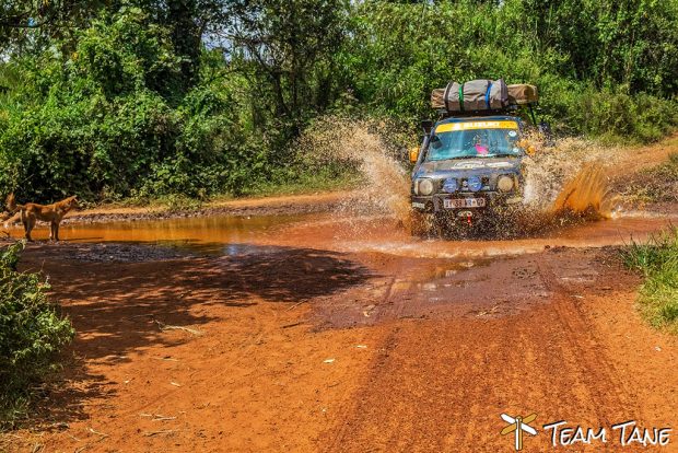 CyberStoep's tweet photo. .@TeamTane2  offers some guidance to surviving African roads https://t.co/uyDM89jBOk https://t.co/GgRK2ESKEv