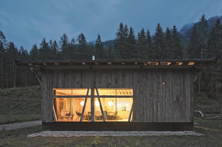 Kommunikation2B's tweet photo. Eine #Höhle mit Oberlicht, ein #Stadl oder ein #Haus um einen #Flügel - ja, so kann man auch wohnen.; https://t.co/yIlVQd2GhF https://t.co/OAULxL1ibB