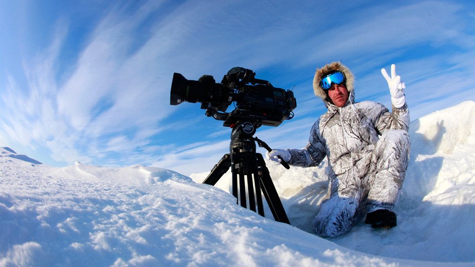 NatGeoGold's tweet photo. We battle the elements of the frozen Arctic to capture a shot of the largest land carnivore on Earth. #KillerShots #NatGeoGold https://t.co/Su1MBOAvpu