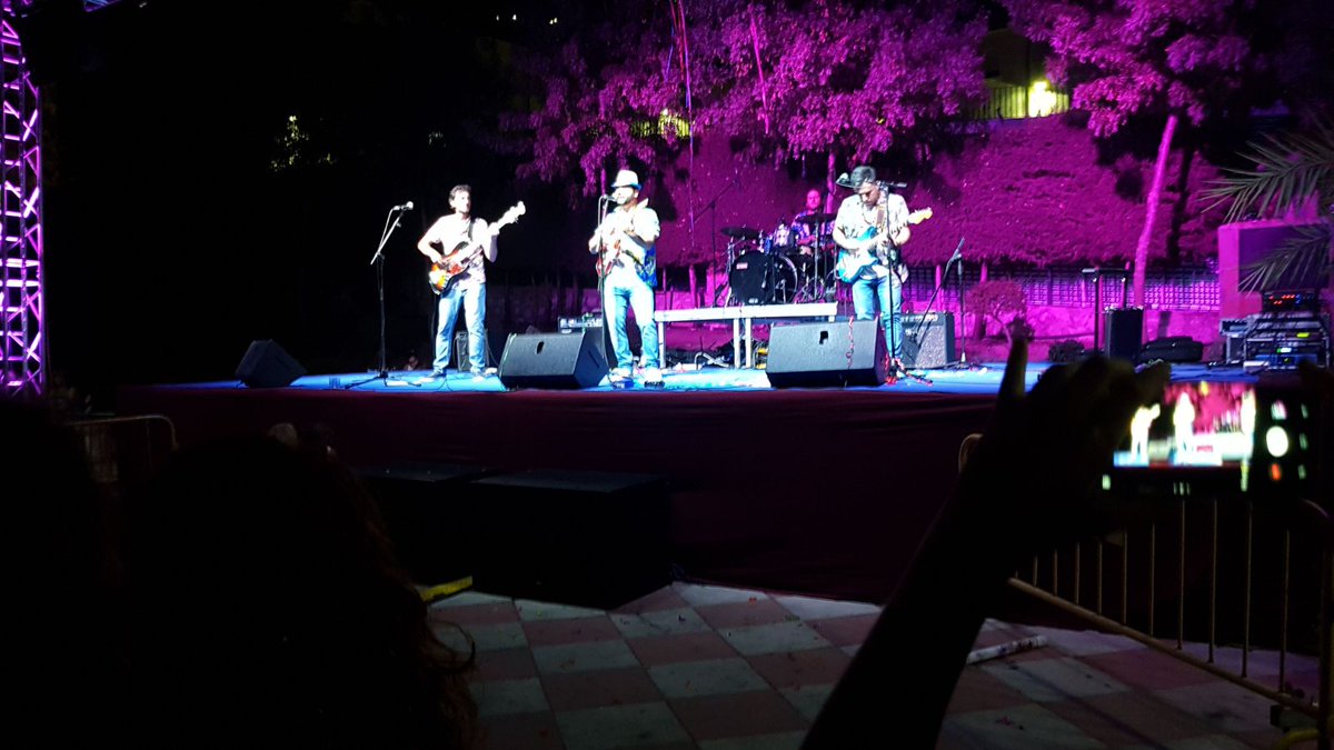 fedeflorido's tweet photo. Buenas Tardes #FelizJueves aquí os dejamos algunas fotos de los últimos conciertos #FedeYLaBandaFlorido #Rodando #LaMaquina #AlguienComoTu https://t.co/qkozlIz6gX