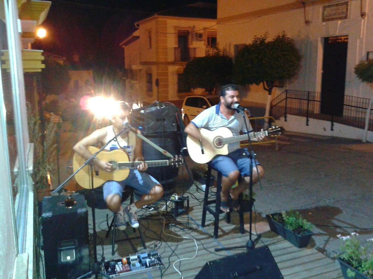 fedeflorido's tweet photo. Buenas Tardes #FelizJueves aquí os dejamos algunas fotos de los últimos conciertos #FedeYLaBandaFlorido #Rodando #LaMaquina #AlguienComoTu https://t.co/qkozlIz6gX