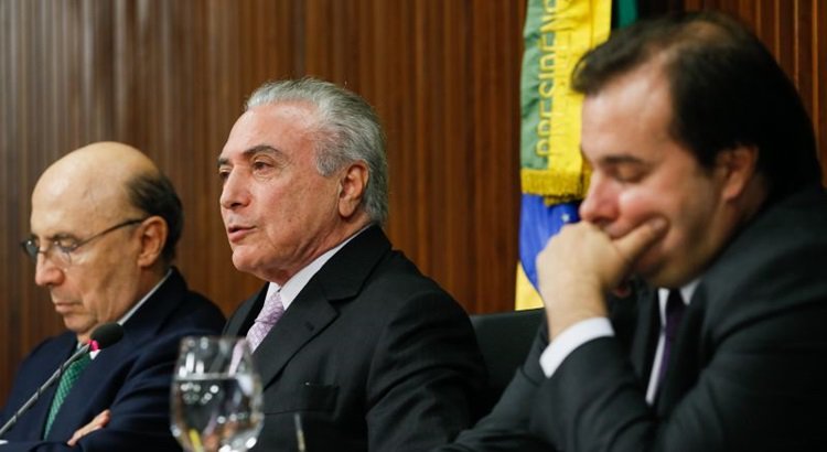 DiretoFrontBlog's tweet photo. “Reforma? pra que? basta passar uma mãozinha de cal e tá tudo certo”, diz Temer ! https://t.co/UpVZZRJ5Df https://t.co/SJJn6pkqHw