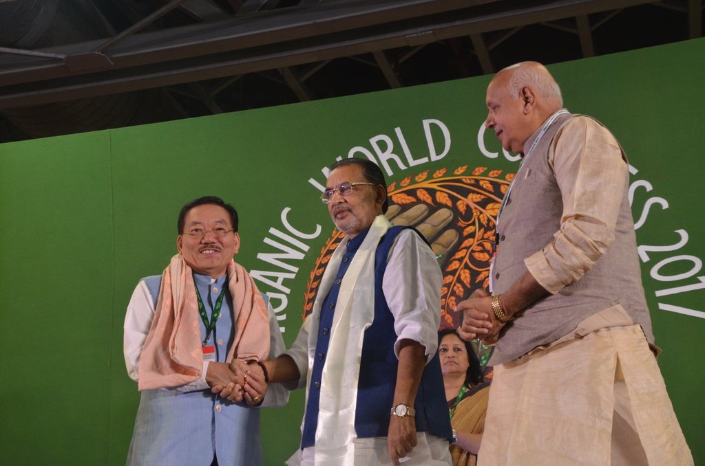 sikkimgovt's tweet photo. @owc_India honours #Sikkim CM @pawanchamling5 for his #Organic achievement https://t.co/MaHKEGjKxo @IFOAMorganic @RadhamohanBJP @drvandanashiva https://t.co/kbYUMHtDLt