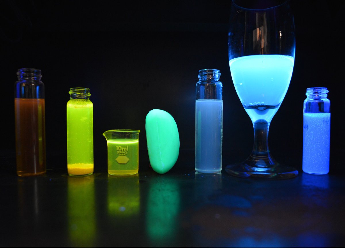 DrummerBoy2112's tweet image. The Fluorescence of Everyday Things.
From left to right (under UV/black light): olive oil; vitamin B2 (in water); turmeric (in alcohol); Irish Spring soap; canola oil; tonic water; laundry detergent.
#RealTimeChem #ChemTogether #scicomm #CENChemPics