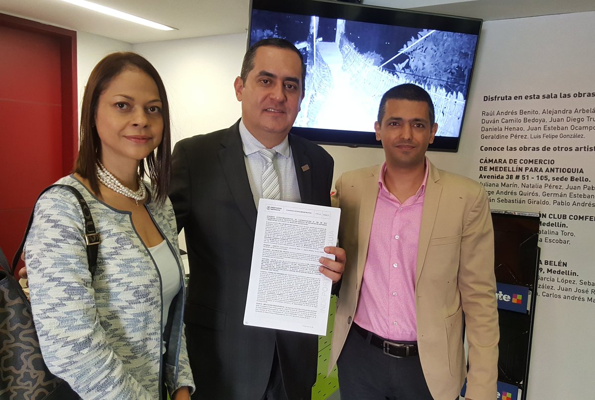 RaulCardonaENV's tweet image. Esta mañana firmamos un convenio interadministrativo de cofinanciación entre Indeportes Antioquia y la Alcaldía de Envigado, para la construcción de la cancha sintética de fútbol 11 en la vereda Pantanillo. 
@braulioespinosa