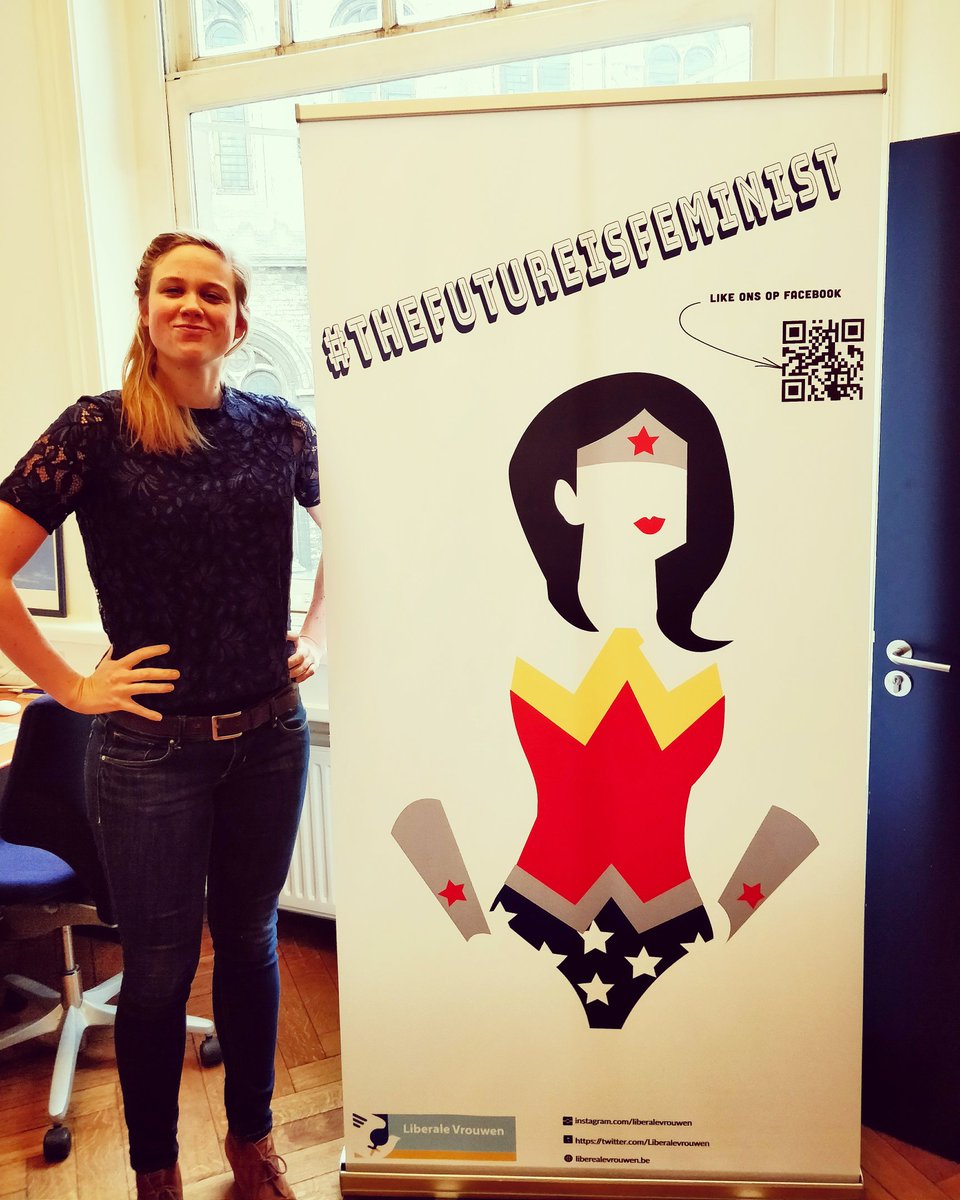 VrouwenVrij's tweet image. Promomateriaal voor #vrouwendag2017 is gearriveerd! #strikeapose #thefutureisfeminist @furiavzw