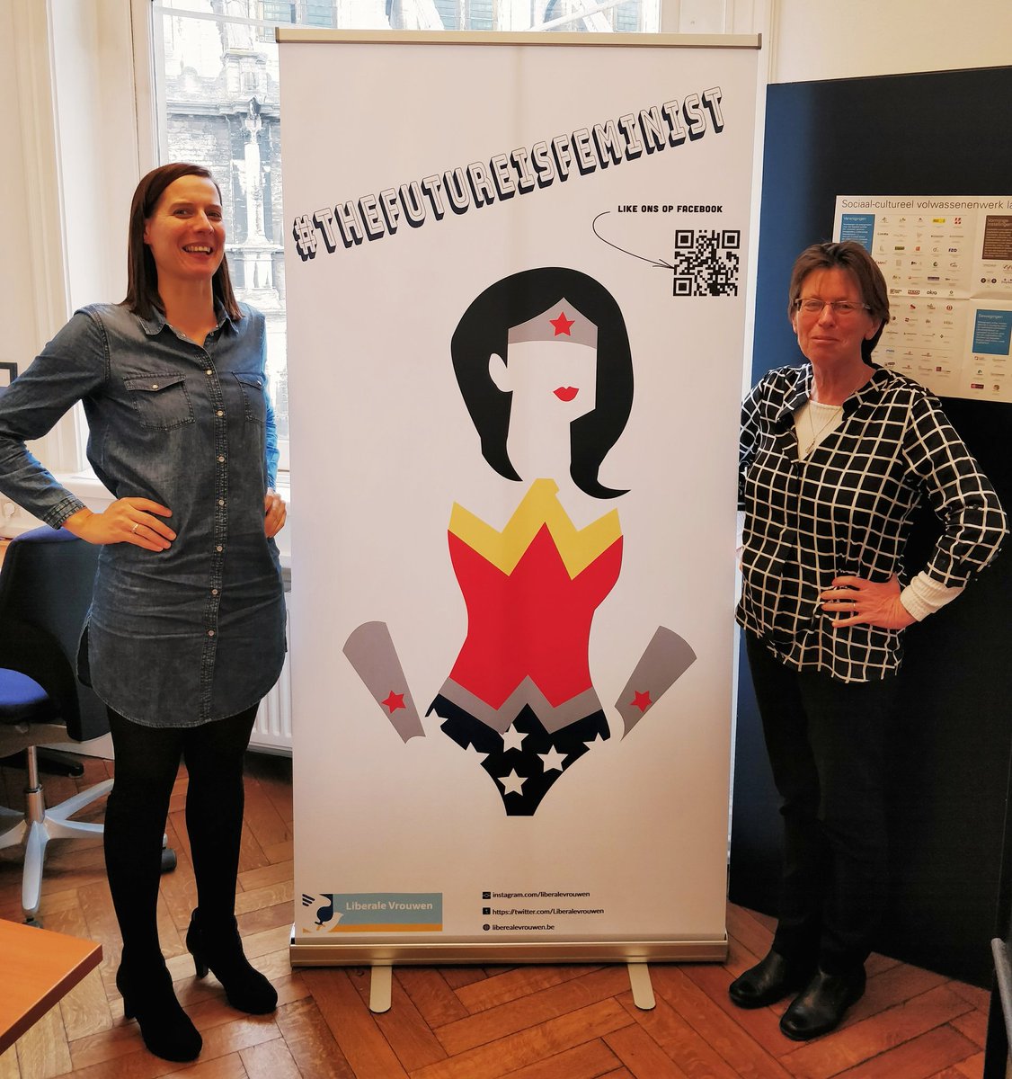 VrouwenVrij's tweet image. Promomateriaal voor #vrouwendag2017 is gearriveerd! #strikeapose #thefutureisfeminist @furiavzw