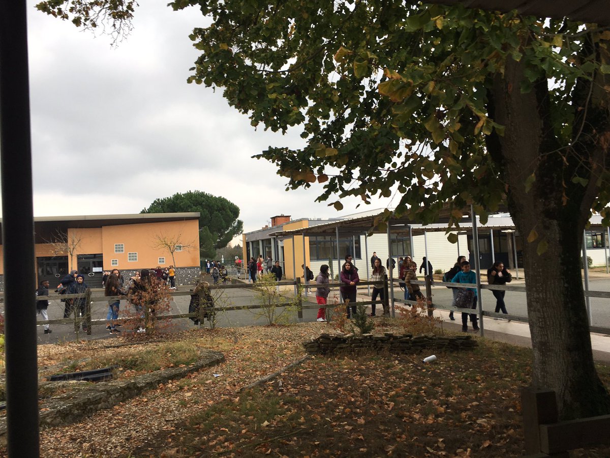 departement86's tweet photo. Visite du collège Jean Macé à Châtellerault au monent du repas @brunobelin avec #HColin et les élus du canton https://t.co/F5TrXNO2n1