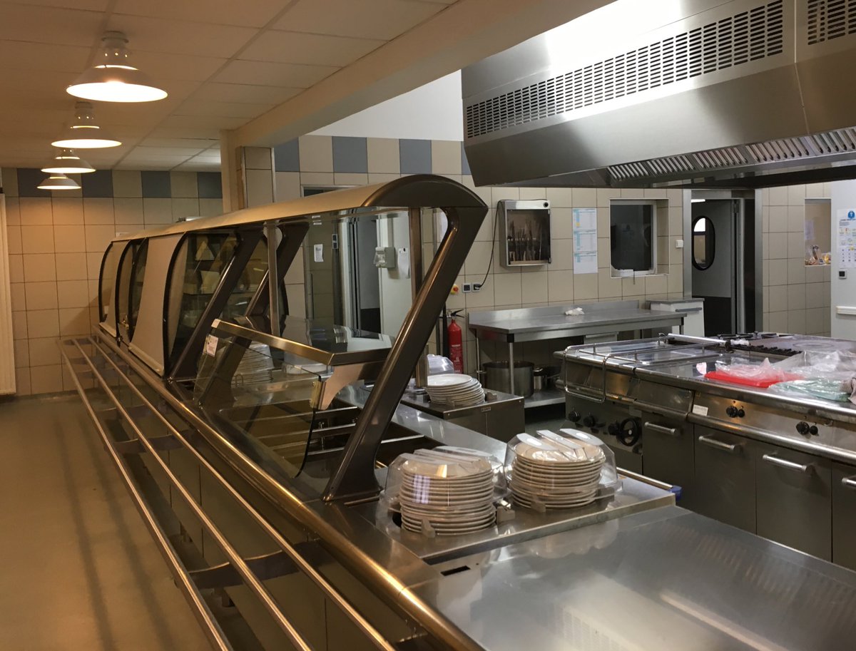 departement86's tweet photo. Visite du collège Jean Macé à Châtellerault au monent du repas @brunobelin avec #HColin et les élus du canton https://t.co/F5TrXNO2n1