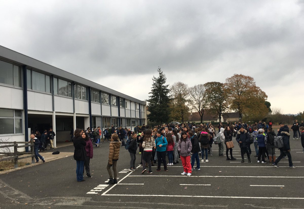 departement86's tweet photo. Visite du collège Jean Macé à Châtellerault au monent du repas @brunobelin avec #HColin et les élus du canton https://t.co/F5TrXNO2n1