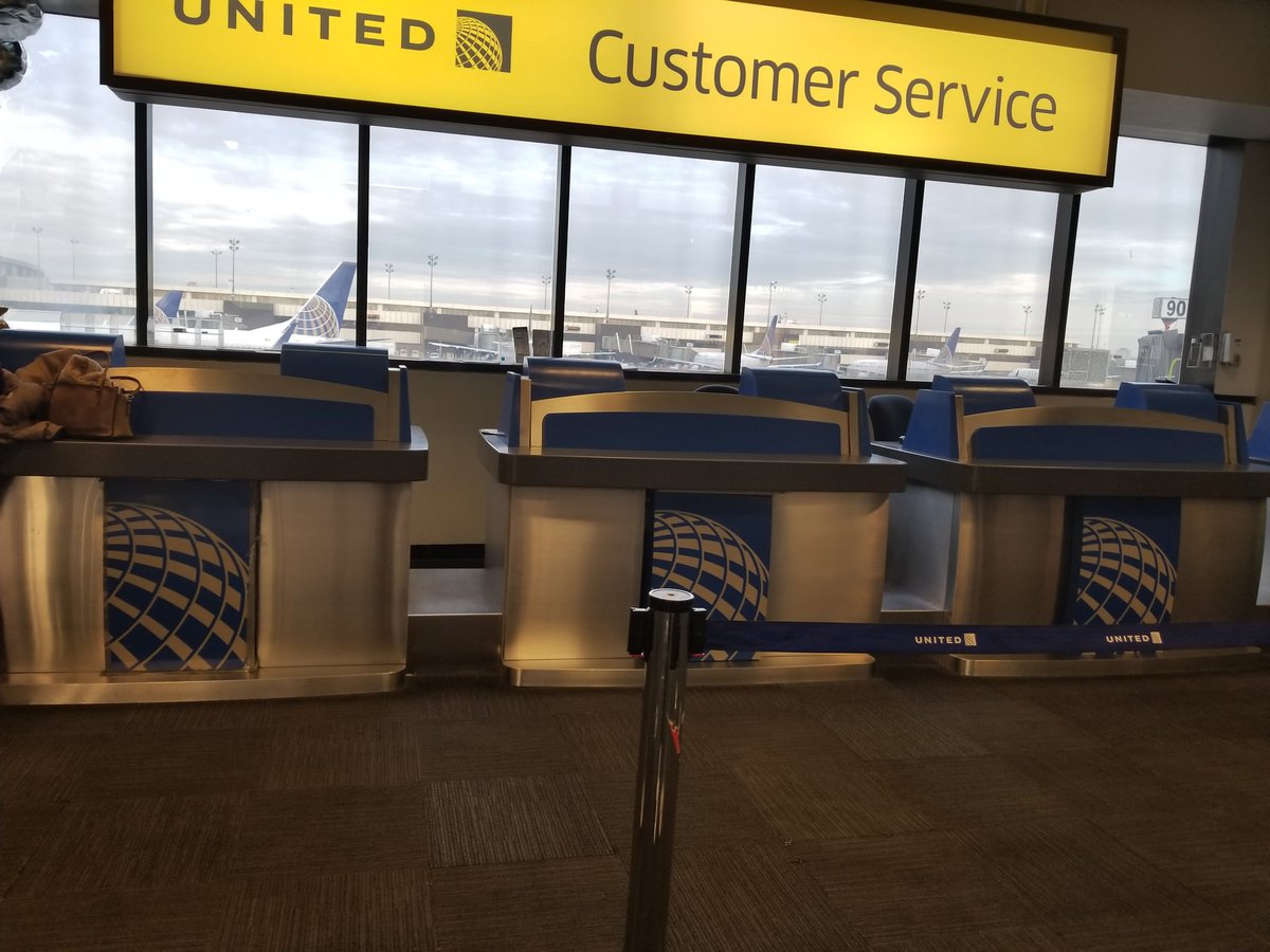 jpcapparelli's tweet photo. 10 desks and 1 customer service rep. Come on @united #ihaveplacestogo https://t.co/7yEKyRVrcl