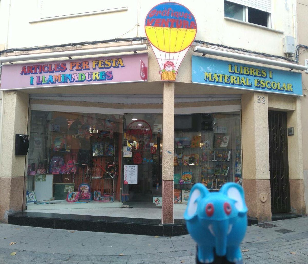 LesAnades's tweet photo. Bon Dijous #anats !!! ✌️Avui dijous dels #colaboradors Volem agraïr la col·laboració de l'establiment Grafiques Ventura Llibreria/ Papereria🖍📏📕; al Carrer Sant Pere. Moltes gràcies🐘, dintre de poc en #Bodum #ElefantdeRubi podrà cobrar vida!🐘 https://t.co/3fo0QEaMow