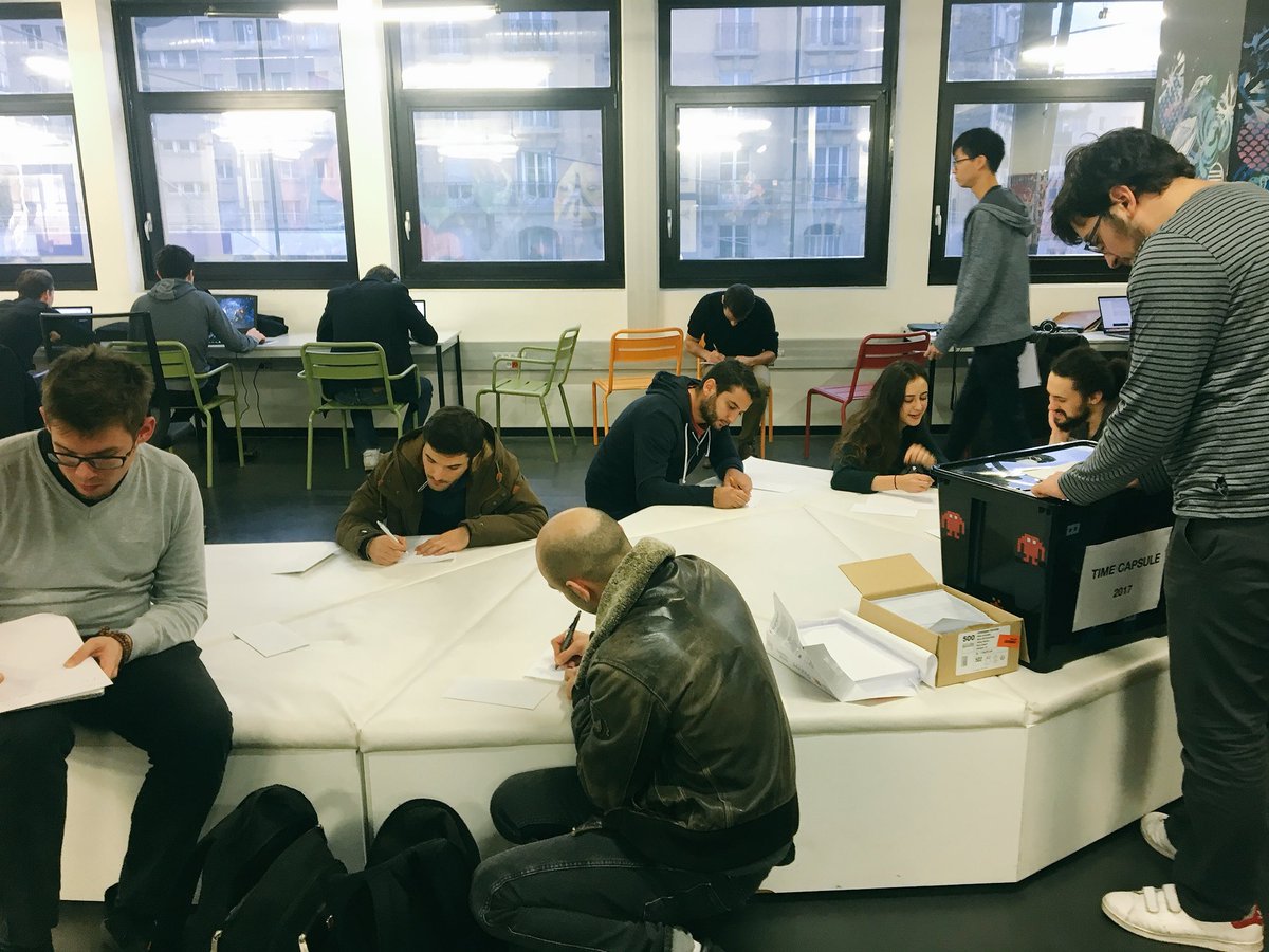 42born2code's tweet photo. Atelier Time Capsule avec les 2017, c’est une occasion unique (et dernière) d’utiliser un stylo et du papier pour écrire une lettre qui te sera destiné et remise une fois diplômé·e ! https://t.co/aqdnfcSUoM