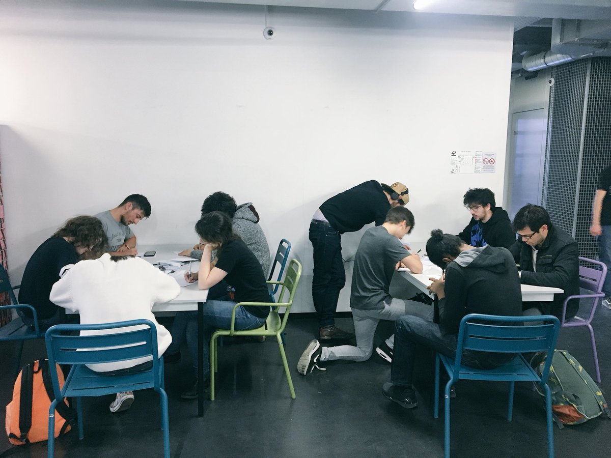 42born2code's tweet photo. Atelier Time Capsule avec les 2017, c’est une occasion unique (et dernière) d’utiliser un stylo et du papier pour écrire une lettre qui te sera destiné et remise une fois diplômé·e ! https://t.co/aqdnfcSUoM