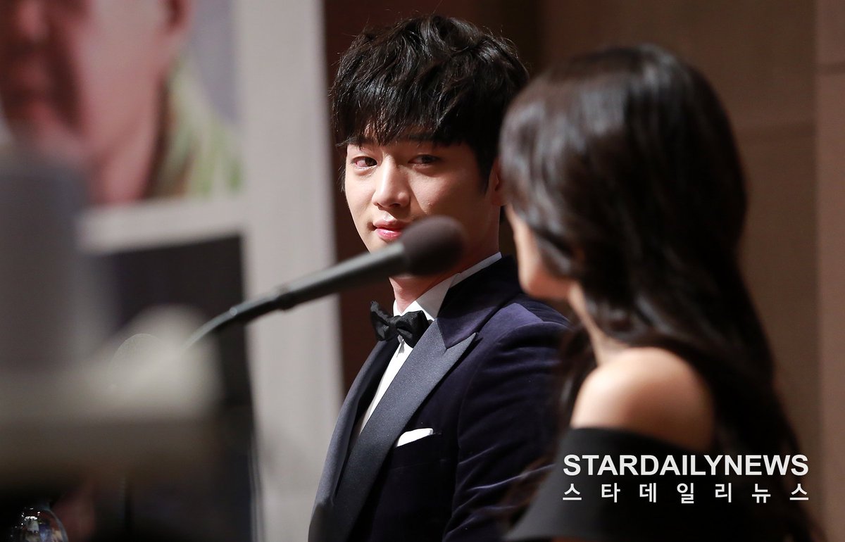 sunbinsarchive's tweet photo. with actor seo kangjoon as fellow MC at the 37th youngpyeong awards 👩🏻🧑🏻🎤 https://t.co/ybWEc0AxUW
