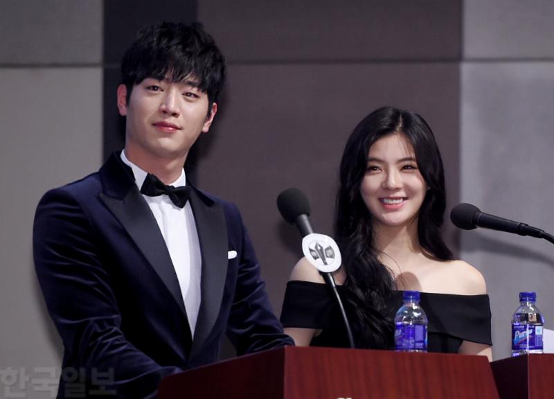 sunbinsarchive's tweet photo. with actor seo kangjoon as fellow MC at the 37th youngpyeong awards 👩🏻🧑🏻🎤 https://t.co/ybWEc0AxUW