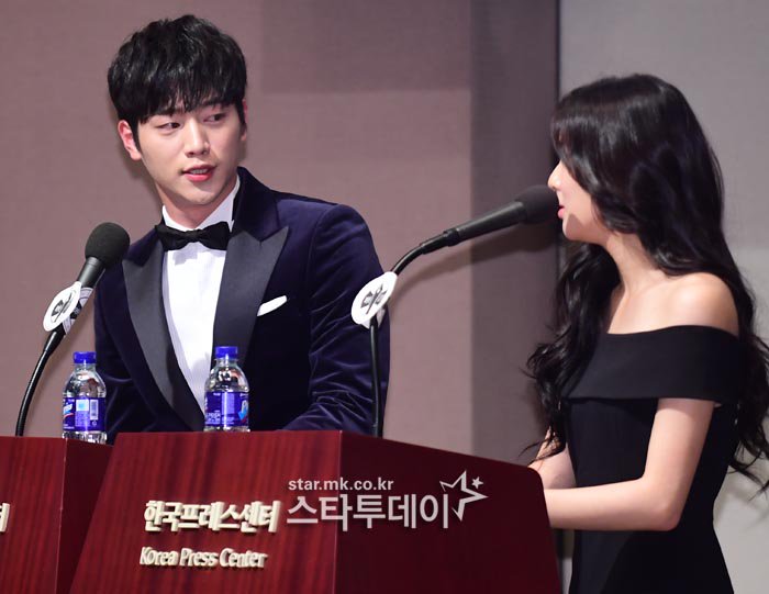 sunbinsarchive's tweet photo. with actor seo kangjoon as fellow MC at the 37th youngpyeong awards 👩🏻🧑🏻🎤 https://t.co/ybWEc0AxUW