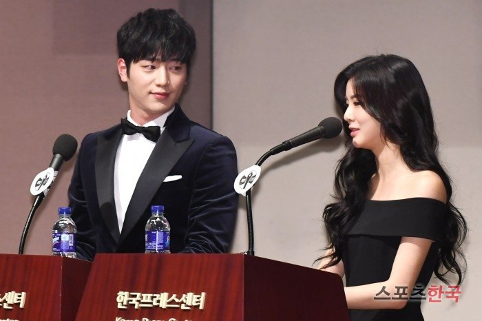 sunbinsarchive's tweet photo. with actor seo kangjoon as fellow MC at the 37th youngpyeong awards 👩🏻🧑🏻🎤 https://t.co/ybWEc0AxUW
