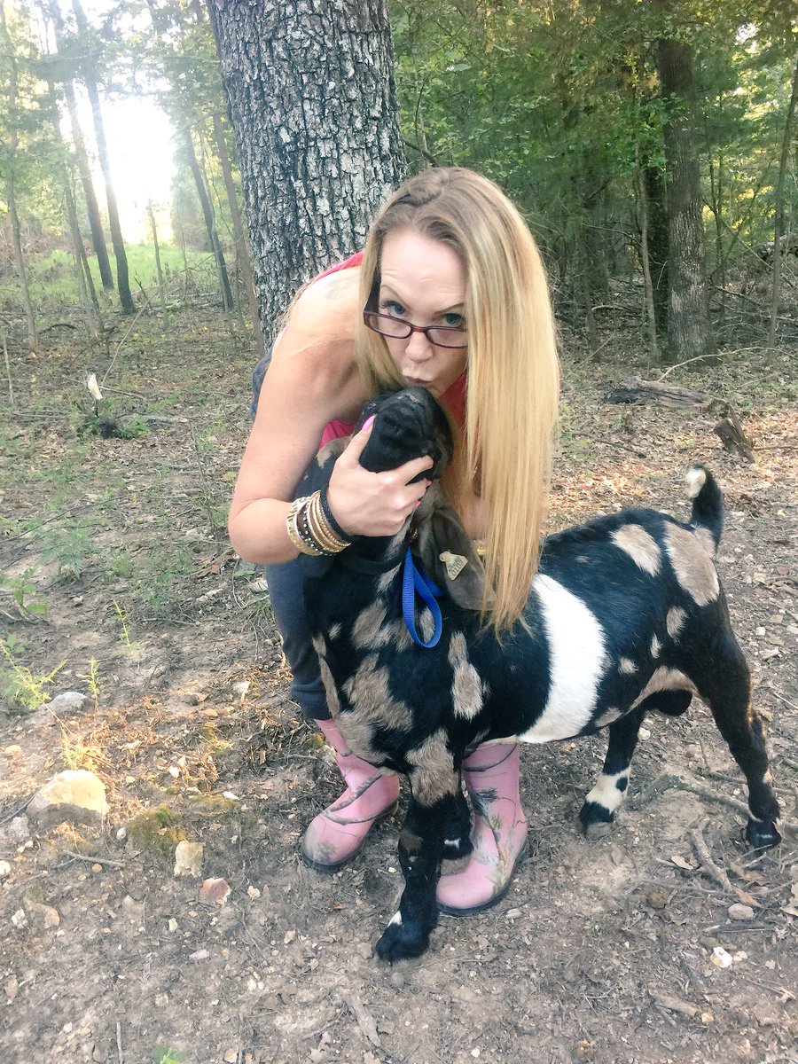 KyleiJo's tweet photo. @TLC @tlc_uk We NEED Charlie #ChronicPain Me &amp; mom believe god gave this to you 😇We need you , let us be free &amp; live normal 🔮 #TheHealer https://t.co/ZzD0vgAAMA