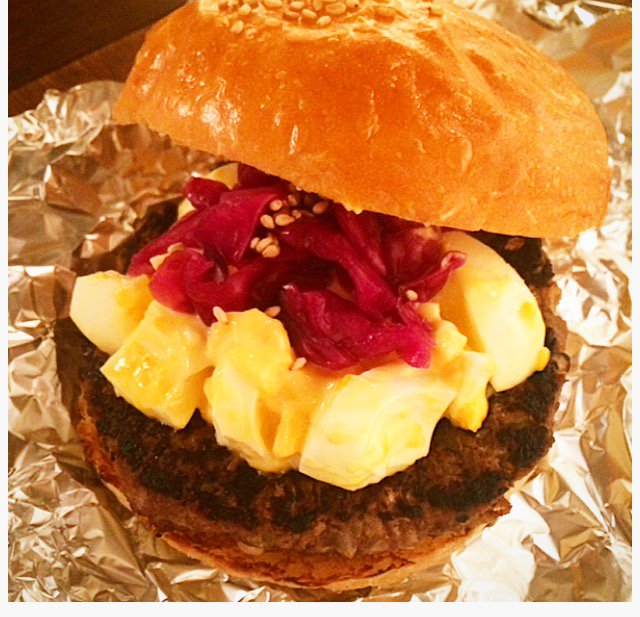 dumdumllp's tweet photo. 今週末11/11日、12日みなさんぜひ『NEWTOWN』へ。DUM-DUMは体育館・給食室推しなんですが、新代田PoPoさんとコラボ？（ただ無理言っただけ）で念願のダムダムハンバーガー創りました！限定10食！原価と売値がほぼ同じという凄い一品です。ハンバーガー＆BEER＆GOOD MUSIC！⇒天国です https://t.co/fJnMdF2kEl