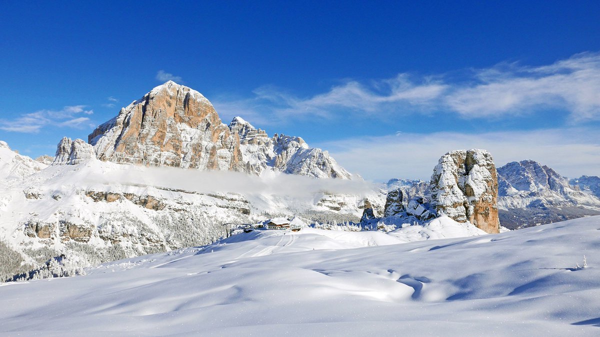 Inverno anticipato sulle #Dolomiti tra paesaggi da fiaba! Anche a #Cortina gli impianti aprono prima: inizia già sabato la stagione del @DolomitSuperski <a href="/cortinadolomiti/">Cortina d'Ampezzo Official Page</a> >>> dolomitireview.com/2017/11/08/ape… <a href="/cortinadolomiti/">Cortina d'Ampezzo Official Page</a>