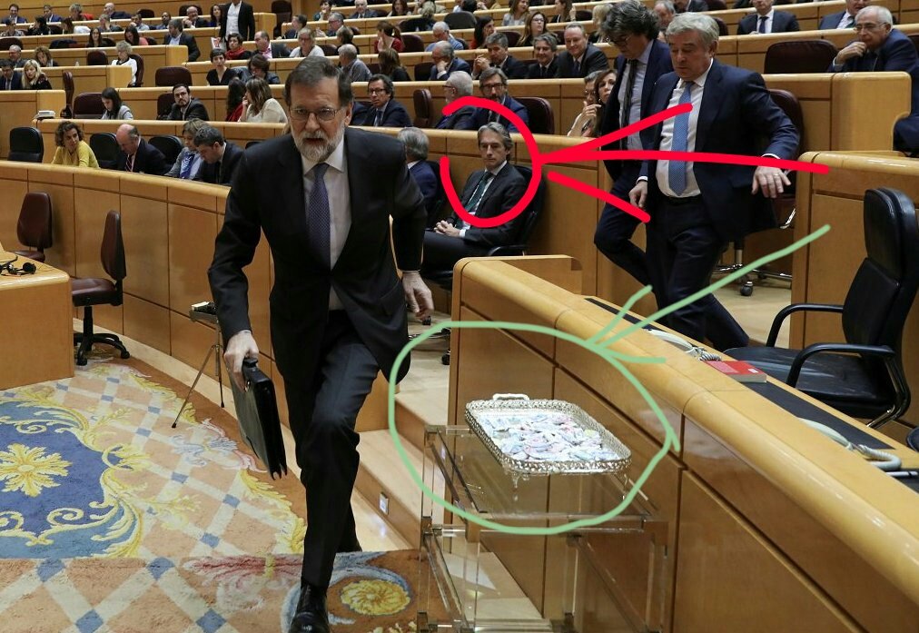 FrankySebas's tweet photo. @BobEstropajo Es más, ¿Por qué estoy Jeremy Irons ahí? https://t.co/180LN1ZXLk