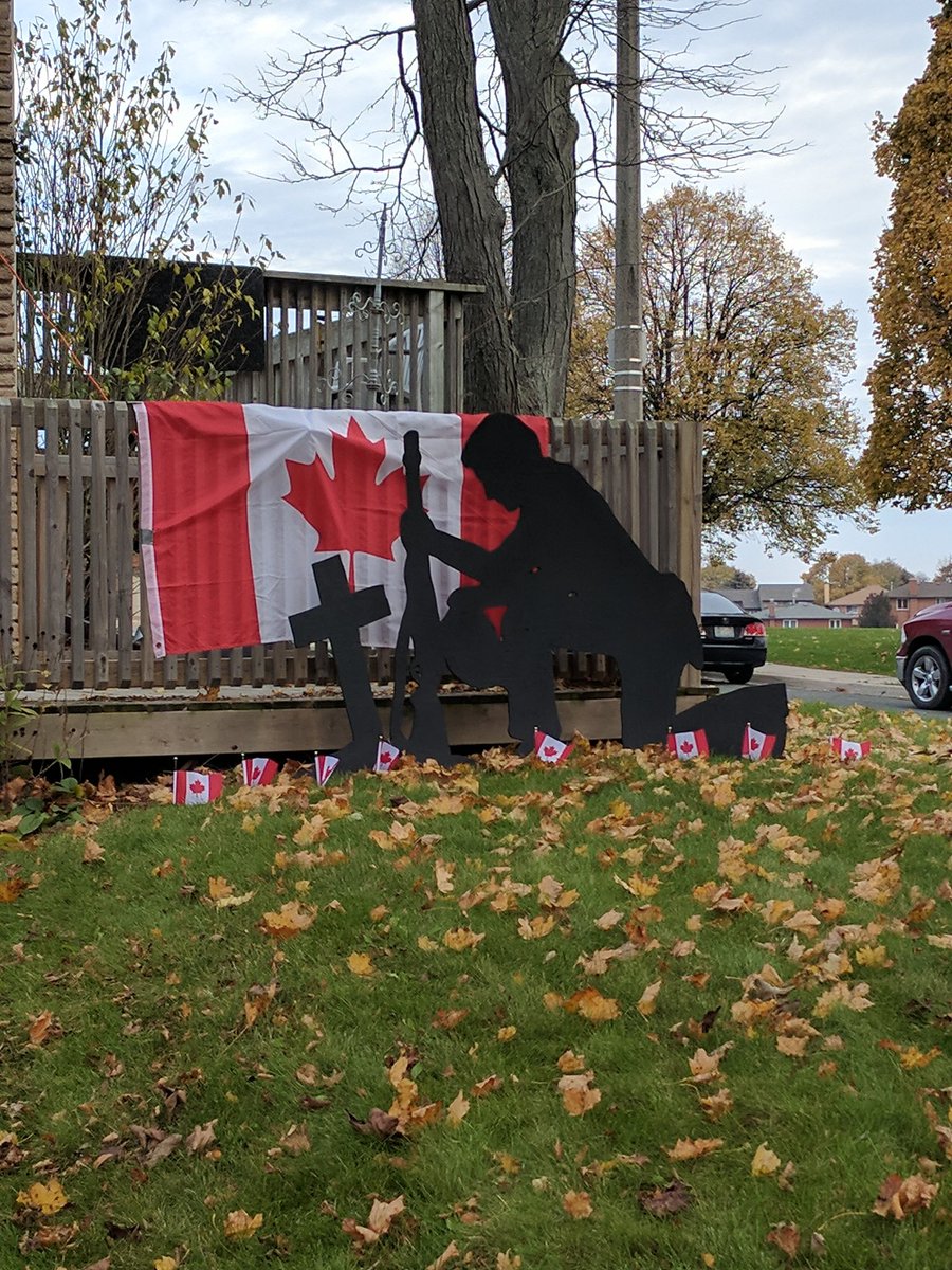 f5893325ca114e5's tweet photo. House in my neighbourhood❤️
#hamont #gilkson #RemembranceDay2017 #proud #alwaysremember @FredEisenberger @CHCHNews @cityofhamilton @TheSpec https://t.co/RqcMJCSgGT