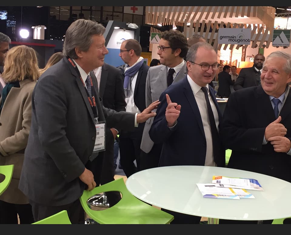 HabitatFFB's tweet photo. Au salon @Batimat #MDB2017, avec le @Min_Territoires @MezardJacques, signature de la charte « Objectif #BIM 2022 » par le pdt LCA-FFB P.Vandromme @Groupe_MFC et nos adhérents A.Boyé @Trecobat, J-N.Antoniotti @DemeuresCorses, D.Fougerat Pavillons IDF, J.Duret @DuretImmobilier https://t.co/n8IQRKT4Tp