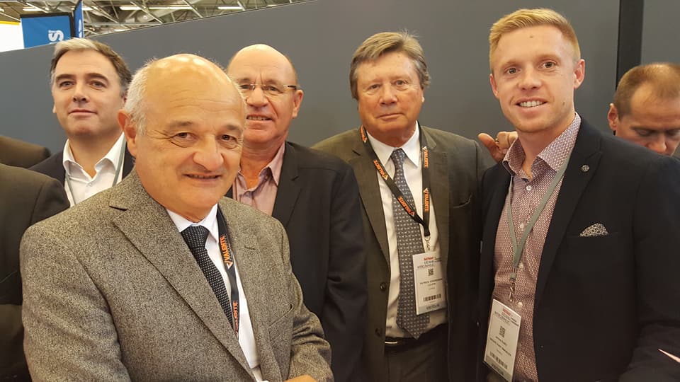 HabitatFFB's tweet photo. Au salon @Batimat #MDB2017, avec le @Min_Territoires @MezardJacques, signature de la charte « Objectif #BIM 2022 » par le pdt LCA-FFB P.Vandromme @Groupe_MFC et nos adhérents A.Boyé @Trecobat, J-N.Antoniotti @DemeuresCorses, D.Fougerat Pavillons IDF, J.Duret @DuretImmobilier https://t.co/n8IQRKT4Tp