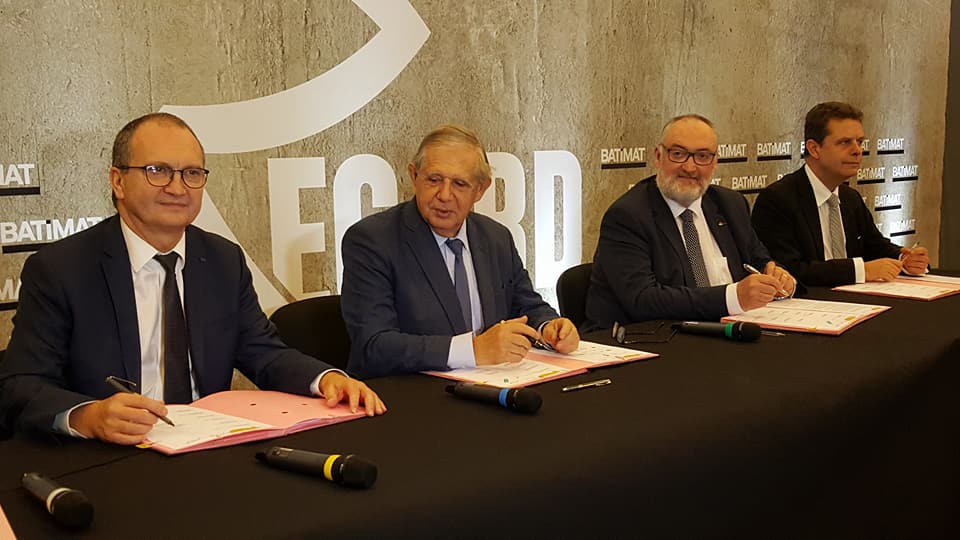 HabitatFFB's tweet photo. Au salon @Batimat #MDB2017, avec le @Min_Territoires @MezardJacques, signature de la charte « Objectif #BIM 2022 » par le pdt LCA-FFB P.Vandromme @Groupe_MFC et nos adhérents A.Boyé @Trecobat, J-N.Antoniotti @DemeuresCorses, D.Fougerat Pavillons IDF, J.Duret @DuretImmobilier https://t.co/n8IQRKT4Tp