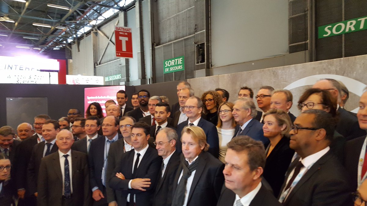 HabitatFFB's tweet photo. Au salon @Batimat #MDB2017, avec le @Min_Territoires @MezardJacques, signature de la charte « Objectif #BIM 2022 » par le pdt LCA-FFB P.Vandromme @Groupe_MFC et nos adhérents A.Boyé @Trecobat, J-N.Antoniotti @DemeuresCorses, D.Fougerat Pavillons IDF, J.Duret @DuretImmobilier https://t.co/n8IQRKT4Tp
