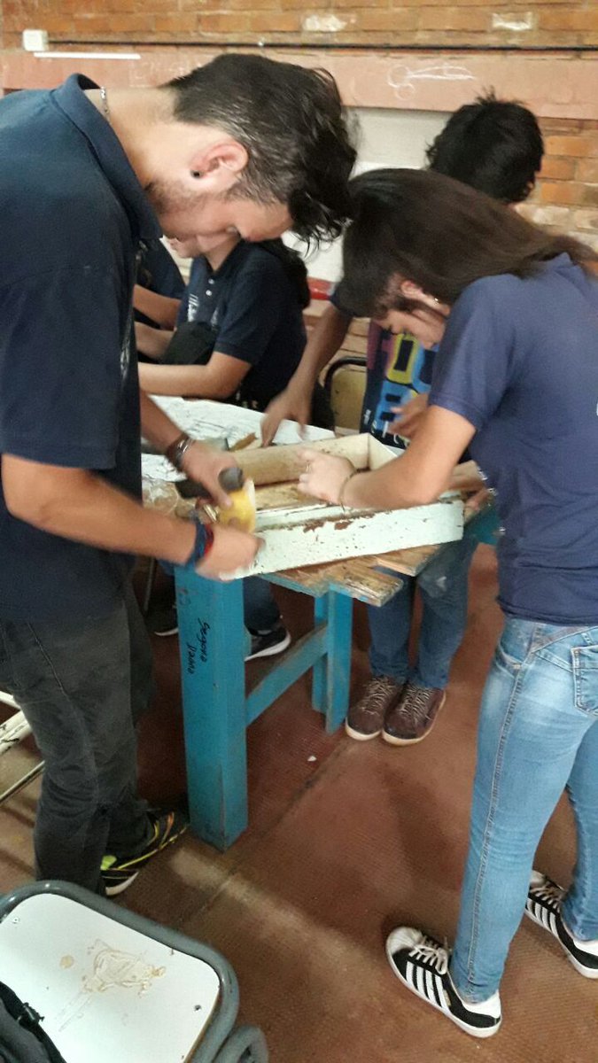 AngieBarrios578's tweet photo. #EPET4 Iguazú reparan en convenio con el #HospitalSAMIC mesas de luz, sillas de rueda y camas. 
#EscuelaSolidaria 
#PrácticasProfesionalizantes
@misioneseduca @INETetp https://t.co/oVJ86QZBZK