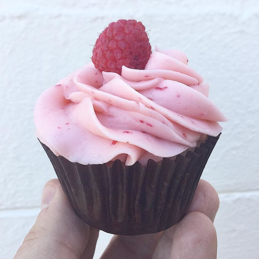 EatGR1's tweet photo. Rubaeus Cupcake @thesaltedcupcake #cupcake #rubaeus @foundersbrewing https://t.co/4krHcVYrcn https://t.co/J0y8QZJbWL
