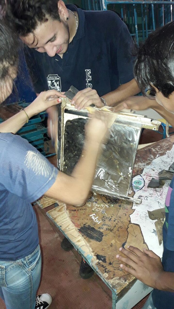 AngieBarrios578's tweet photo. #EPET4 Iguazú reparan en convenio con el #HospitalSAMIC mesas de luz, sillas de rueda y camas. 
#EscuelaSolidaria 
#PrácticasProfesionalizantes
@misioneseduca @INETetp https://t.co/oVJ86QZBZK