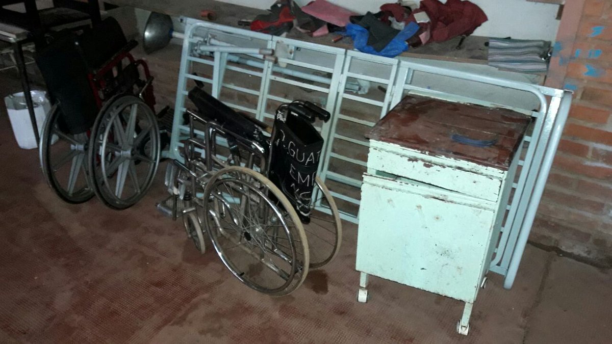 AngieBarrios578's tweet photo. #EPET4 Iguazú reparan en convenio con el #HospitalSAMIC mesas de luz, sillas de rueda y camas. 
#EscuelaSolidaria 
#PrácticasProfesionalizantes
@misioneseduca @INETetp https://t.co/oVJ86QZBZK